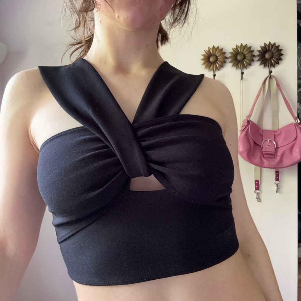 🔥 Sleek Abercrombie Black Twist Front Crop Top – Going Out Essential! 🔥